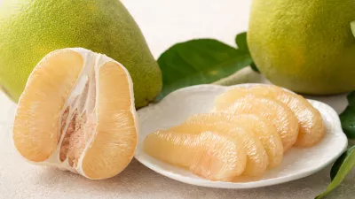 Fresh peeled pomelo with leaf on white table background for Mid-Autumn Festival fruit. / Foto: Insjoy