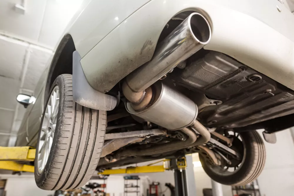 Close up of car exhaust system pipe at garage, automotive car service / Foto: Istockphoto