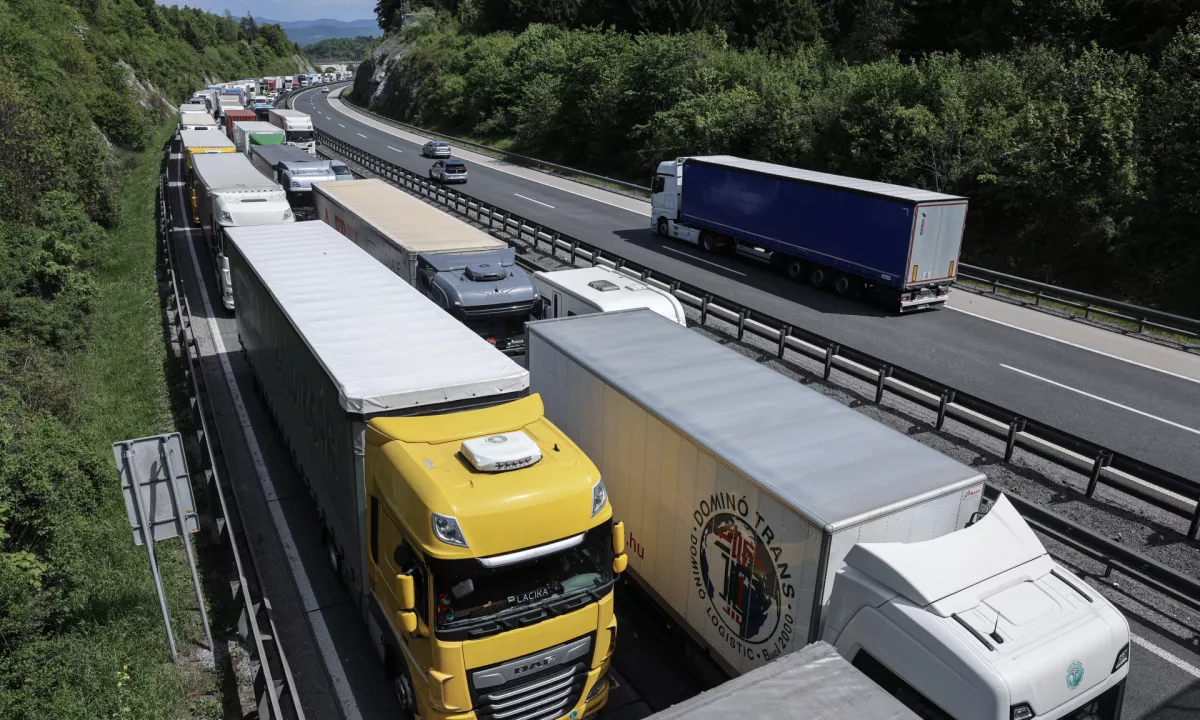 Voznik tovornjaka Anej Golob pravi, da v svoji šoferski karieri še nikoli ni prestal toliko ur v zastojih kot v zadnjem času.