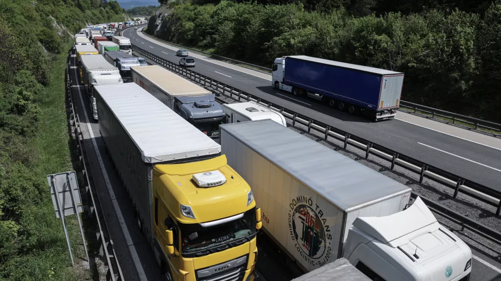 Zastoj na primorski avtocesti zaradi prometne nesreče v začetku meseca maja. / Foto: Jaka Gasar