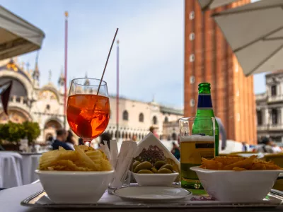 Aperol in prigrizki na slovitem trgu San Marco v Benetkah veljajo za najdražjo turistično past na svetu, le malo zaostajajo slovenska turistična mesta in mesteca. / Foto: Paulo Costa