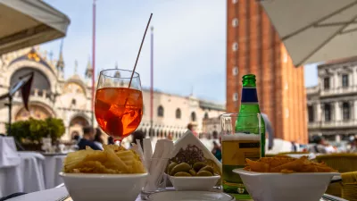 Aperol in prigrizki na slovitem trgu San Marco v Benetkah veljajo za najdražjo turistično past na svetu, le malo zaostajajo slovenska turistična mesta in mesteca. / Foto: Paulo Costa