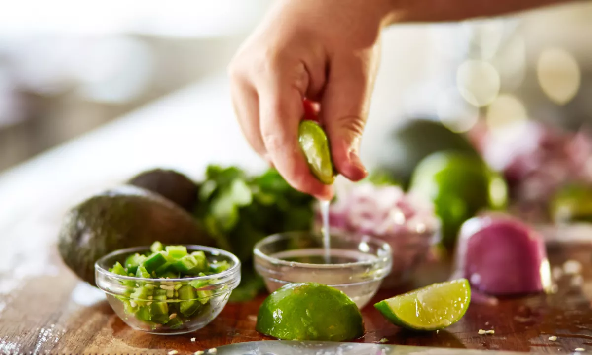 Majhen citrus z veliko močjo:​ zakaj so britanski mornarji vsak dan pili limetin sok