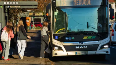 Poleg potnikov se lahko na avtobus vkrcajo tudi kontrolorji. / Foto: Istock