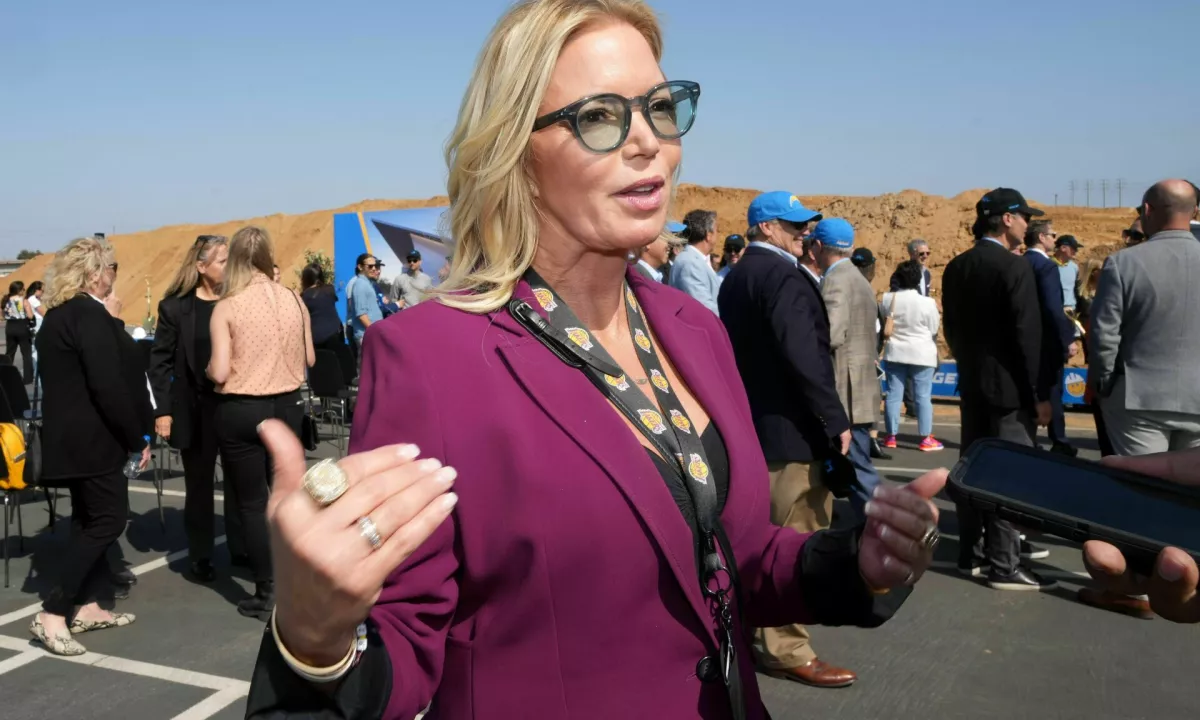 Prva dama moštva LA Lakers v ligi NBA Jeanie Buss je razkrila, kako je bilo mogoče, da v današnjem svetu novica o menjavi Luke Dončića ni ušla v javnost do zadnjega trenutka.