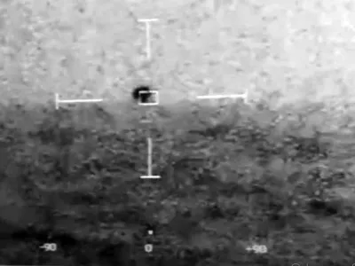 Posnetek iz leta 2019 prikazuje neznan predmet na obzorju, ki so ga opazili ameri&scaron;ki mornarji. / Foto: Profimedia