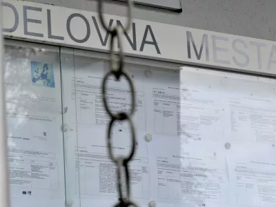 - ilustrativna fotografijabrezposelnost,kriza, pomanjkanje delovnih mest, evropska unija, EU, Evropa- Zavod RS za zaposlovanje, oglasna tabla - prosta delovna mesta, Parmova ulica 32 //FOTO: Tomaž Zajel&scaron;nik