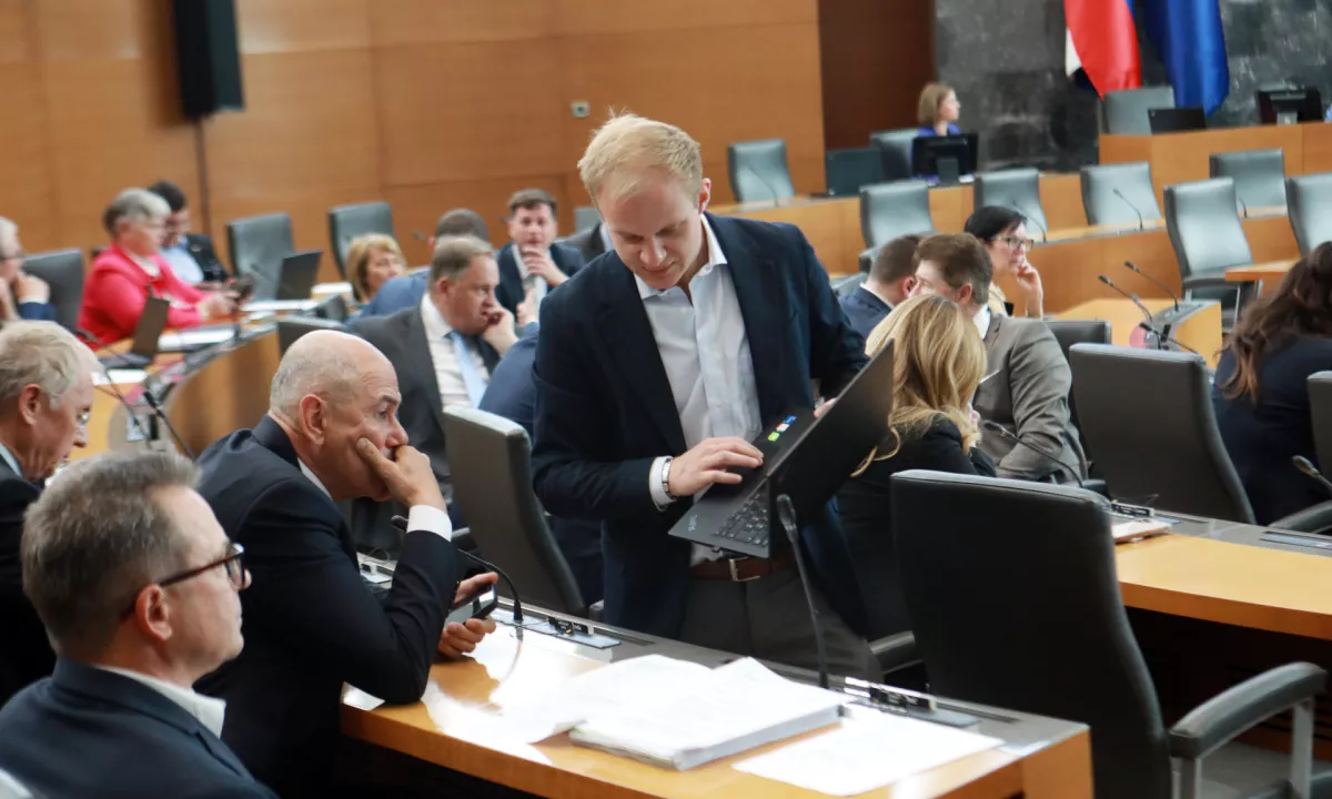 Po potrditvi reorganizacije vlade, s katero se število ministrstev krči na 14, prvak SDS Janez Janša začenja naslednjo fazo sestavljanja koalicije.