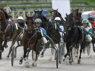 -Cash Hammering in Hannu Voutilainen-Dirka za 3-14 letne kasače, mednarodna dirka-Konjske dirke, Pokal Mesta Ljubljane-Hipodrom Ljubljana Stožice//FOTO: Tomaž SkaleOPOMBA: ZA OBJAVO V ČASOPISU DNEVNIK