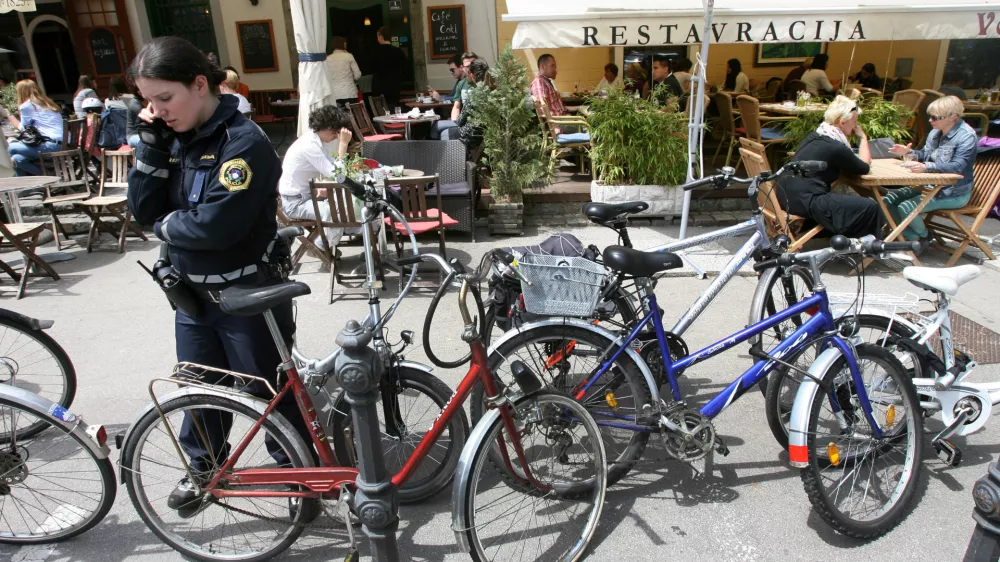 - 25.05.2015 - Kolesarjenje v Ljubljani - Vodnikov trg - policistka kolesarka - policija - kolo - prikljenjena kolesa - količki - gostilna - restavracija Vodnikov Hram  - gostinski vrt  //FOTO: Tomaž Skale