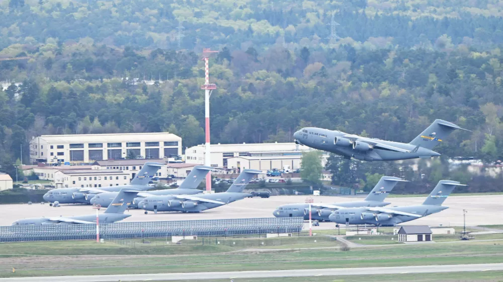 Deutschland - Milit?r Ramstein - Milit?rflughafen - US-Air-Base Flugzeug beim Start US-Air-Base *** Germany Military Ramstein Military Airport US Air Base Airplane taking off US Air Base No Use Switzerland. No Use Germany. No Use Austria