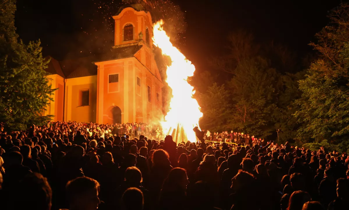 Na predvečer praznika dela se bodo nocoj po državi zvrstila številna kresovanja.
