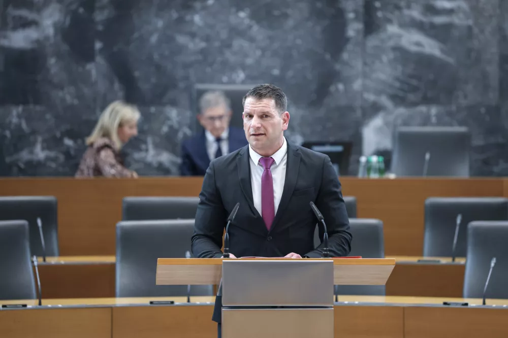 Novi predsednik DZ Zoran Stevanović, Resnica- 10.04.2026 - ustanovna seja novega sklica DZ, ki jo je sklicala predsednica republike Nata&scaron;a Pirc Musar; seja se je začela z imenovanjem predsednika in podpredsednika mandatno-volilne komisije, sledila je prekinitev, pol ure po prekinitvi pa se je začela seja mandatno-volilne komisije DZ za pripravo druge točke dnevnega reda; v nadaljevanju seje DZ so potrjevali mandate poslancem in volili predsednika DZ//FOTO: Jaka Gasar