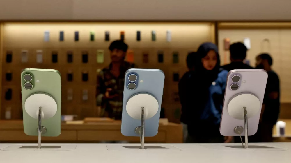 FILE PHOTO: The newly launched iPhone 17 series are displayed at an Apple store in New Delhi, India, September 19, 2025. REUTERS/Bhawika Chhabra/File Photo