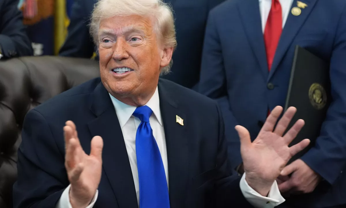 Donald Trump je danes sporočil, da bo naslednji teden zvišal ameriške carine na avtomobile in tovornjake iz Evropske unije na 25 odstotkov.