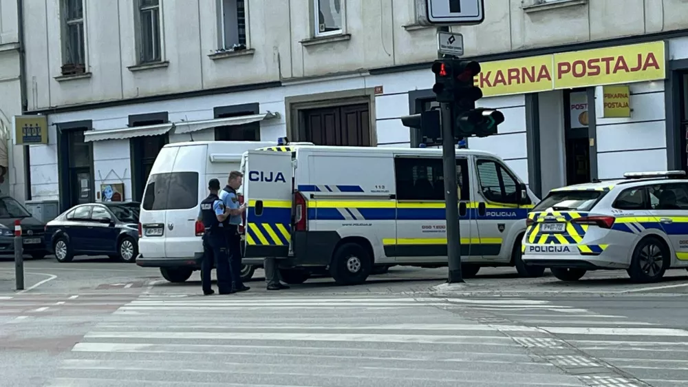 27-letna ženska je umrla nasilne smrti, policija je aretirala sedem let mlaj&scaron;ega mo&scaron;kega, s katerim naj bi bila kraj&scaron;i čas v zvezi. 