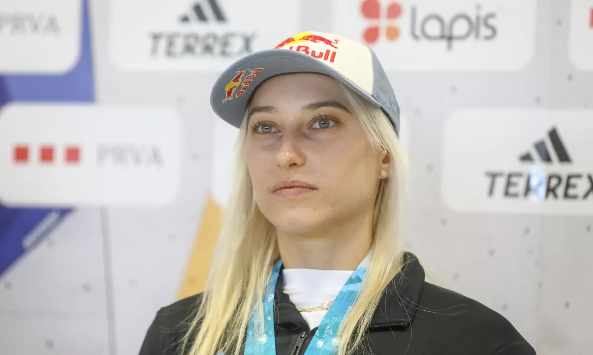 Dvakratna olimpijska zmagovalka Janja Garnbret je v kitajskem Keqiau osvojila drugo mesto na balvanih.
