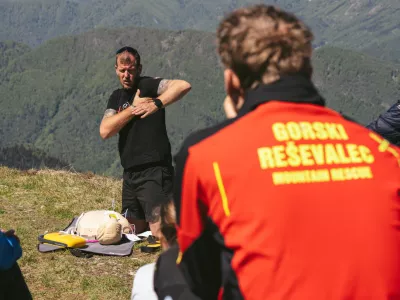 Predajo donacije je dru&scaron;tvo pospremilo z brezplačnim izobraževanjem o osnovah oživljanja za vse prisotne.