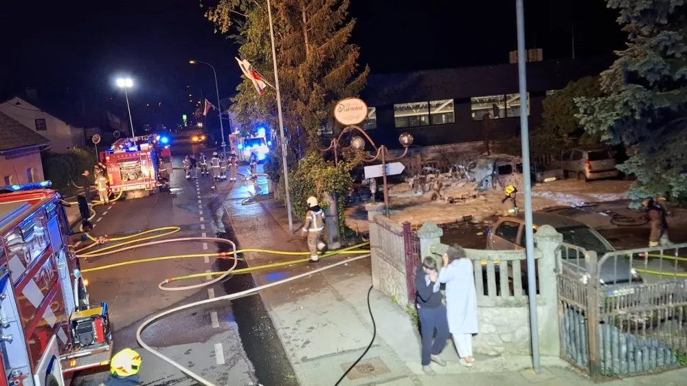Nekaj po polnoči so na parkiri&scaron;ču ob Slovenski cesti v Meng&scaron;u gorela tri osebna vozila. Foto: PGD Topole