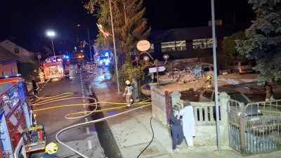 Nekaj po polnoči so na parkiri&scaron;ču ob Slovenski cesti v Meng&scaron;u gorela tri osebna vozila. Foto: PGD Topole