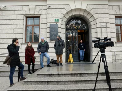 - simbolična fotografija - Okrožno sodi&scaron;če v Ljubljani - novinarji - mediji -- 09.03.2023 - sojenje - predobravnavni narok v tožbi davčnega svetovalca Roka Snežiča proti ministru za delo Luki Mescu zaradi žaljive obdolžitve //FOTO: Tomaž Skale