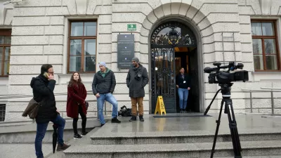 - simbolična fotografija - Okrožno sodi&scaron;če v Ljubljani - novinarji - mediji -- 09.03.2023 - sojenje - predobravnavni narok v tožbi davčnega svetovalca Roka Snežiča proti ministru za delo Luki Mescu zaradi žaljive obdolžitve //FOTO: Tomaž Skale
