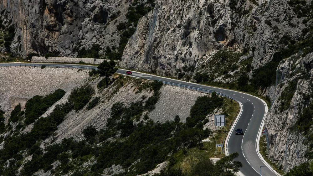 - Na poti iz Splita proti Makarski.- Cesta nad plažo Vruja pri vasi Dubci.- Makarska riviera.- Hrva&scaron;ka- 27.05.2025. - Reportaža o Jadranski magistrali ob 60. obletnici izgradnje in 70. obletnici začetka gradnje.- Jadranska magistrala, cesta, hrva&scaron;ka obala.OPOMBA: ZA OBJAVO V OBJEKTIVU!//FOTO: Bojan Velikonja