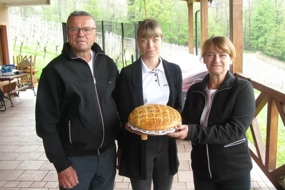 Družina Jakljevič: Anton, vinogradnik z du&scaron;o in telesom, Ur&scaron;ka - kraljica metli&scaron;ke črnine za leto 2015 in Tanja, certificirana izdelovalka belokranjske pogače. Foto: Renata Picej