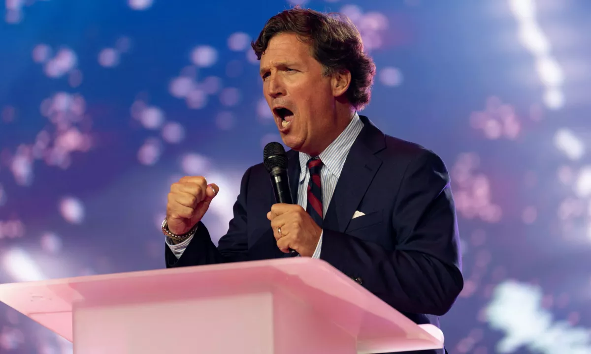 Ameriški televizijski in mnenjski voditelj Tucker Carlson, dolgoletni podpornik predsednika Donald Trumpa, ki je ameriškim gledalcem trosil tudi razne teorije zarot, je obrnil ploščo.