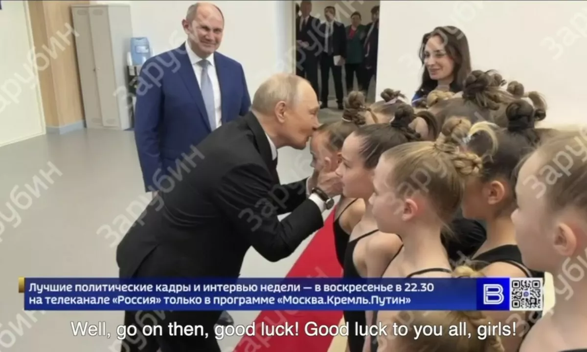 Obisk ruskega predsednika Vladimirja Putina na športni akademiji v Sankt Peterburgu se je sprevrgel v središče burnih razprav in mednarodnih kritik.