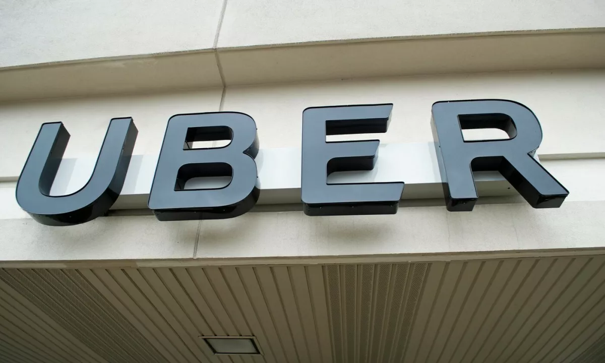 Zvezna porota v Phoenixu je sprejela zgodovinsko odločitev, po kateri mora tehnološki velikan Uber plačati 8,5 milijona dolarjev odškodnine Jaylynn Dean, ki jo je leta 2023 posilil voznik podjetja.