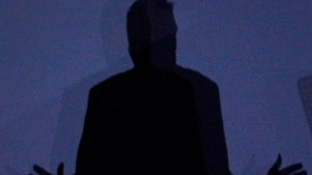 U.S. President Donald Trump is silhouetted during the National Republican Congressional Committee (NRCC) annual fundraising dinner in Washington, D.C., U.S., March 25, 2026. REUTERS/Ken Cedeno / Foto: Ken Cedeno