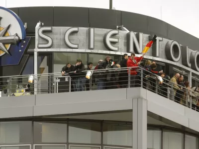 People stand on a balcony of the new office of the Scientology Church in Berlin January 13, 2007.       REUTERS/Arnd Wiegmann  (GERMANY)