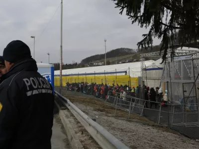 - 26.02.2016 - Mejni prehod &Scaron;entilj - begunski nastanitveni center -    - Begunci 2016 - migracije po zahodni balkanski poti - migracijska pot beguncev iz Sirije, Afganistana in Iraka čez Balkan proti zahodni Evropi - evropska begunska kriza - migranti  ///FOTO: Luka Cjuha.