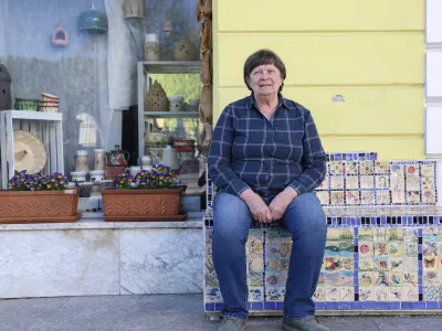 Glina kot igra, upor in zgodba skupnosti