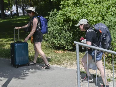 airbnbturizem18.07.2024 - Turisti v Ljubljani počivajo v senci v parku Tivoli. FOTO: Nik Erik Neubauer