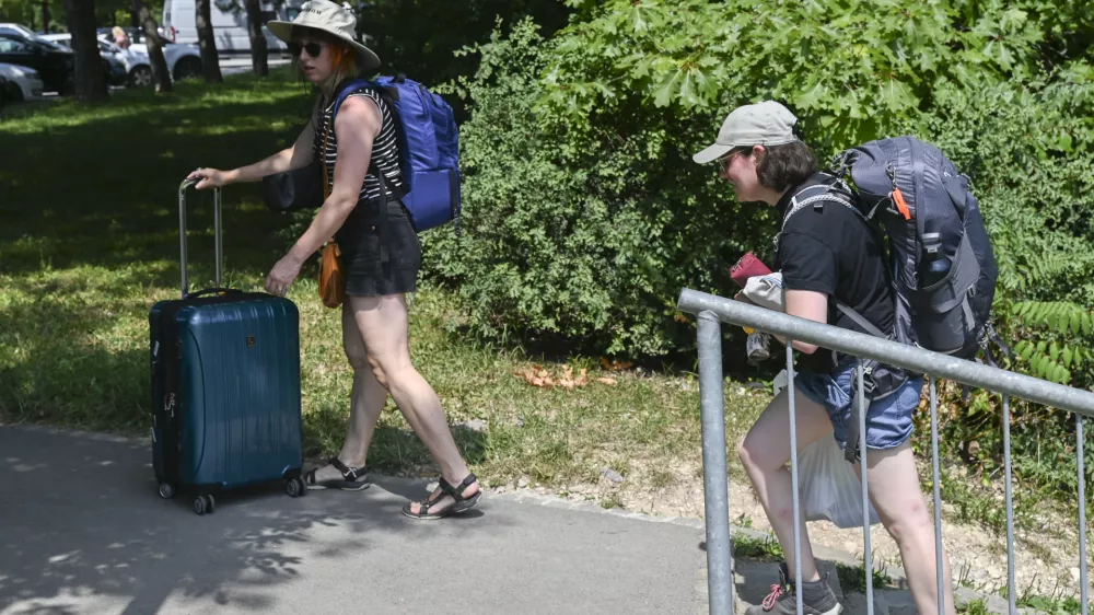 airbnbturizem18.07.2024 - Turisti v Ljubljani počivajo v senci v parku Tivoli. FOTO: Nik Erik Neubauer