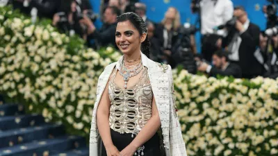 Isha Ambani pred muzejem Metropolitan v New Yorku. Okoli vratu ima obe&scaron;eno neprecenljivo vrednost. / Foto: Profimedia