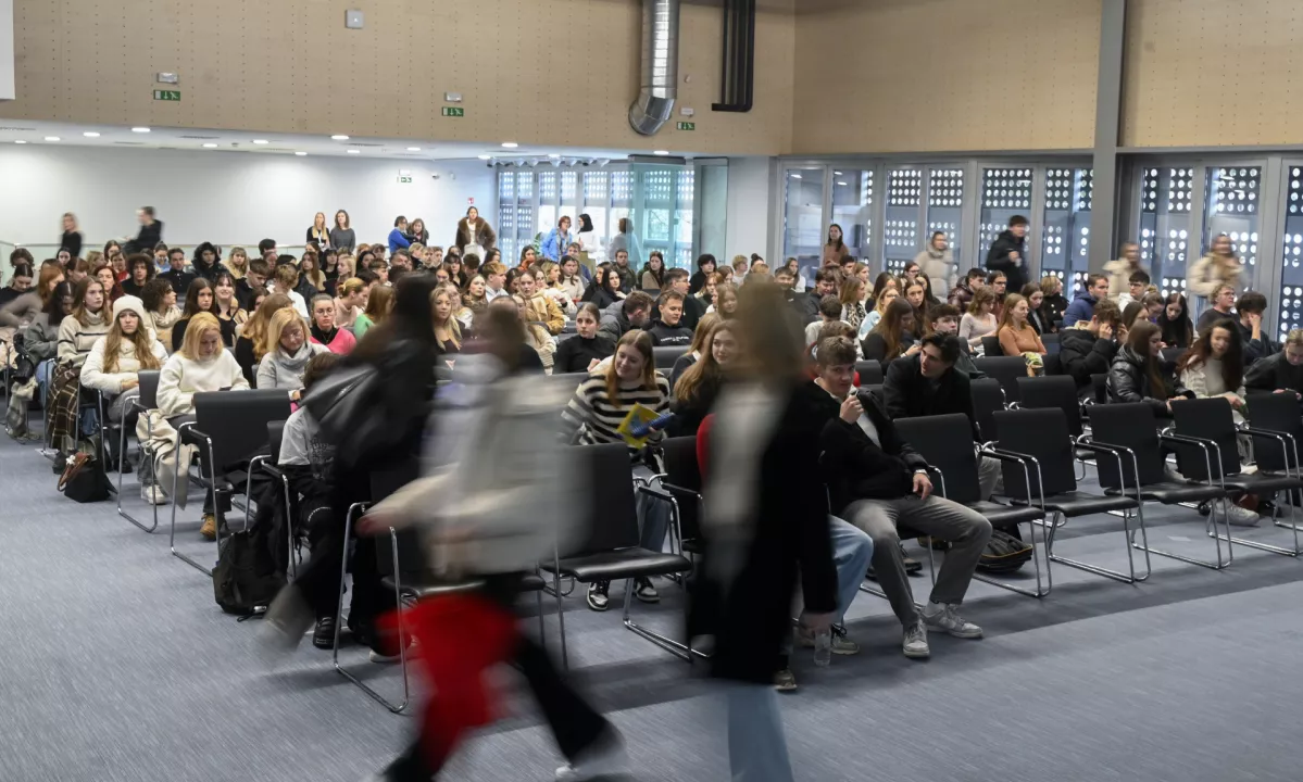 Po ukinitvi slovenskih akademskih programov na ljubljanski podružnici Univerze Sigmunda Freuda Dunaj se zapleta še pri psihoterapevtskih izobraževanjih.