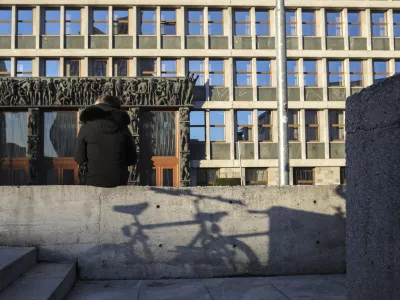 - simbolična fotografija - parlament, vlada, kolo, kolesarji, protest- 15.02.2021 &ndash; Trg republike - protest t. i. protestne ljudske skup&scaron;čine, ki sicer organizira petkove 'kolesarske proteste' - protestni shod proti aktualni vladi medtem ko je v DZ potekala razprava in glasovanje o konstruktivni nezaupnici vladi Janeza Jan&scaron;e &ndash; protestniki zahtevali konec trenutne vlade. //FOTO: Jaka Gasar