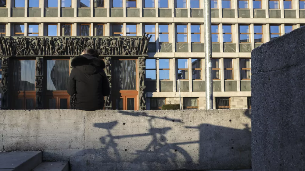 - simbolična fotografija - parlament, vlada, kolo, kolesarji, protest- 15.02.2021 &ndash; Trg republike - protest t. i. protestne ljudske skup&scaron;čine, ki sicer organizira petkove 'kolesarske proteste' - protestni shod proti aktualni vladi medtem ko je v DZ potekala razprava in glasovanje o konstruktivni nezaupnici vladi Janeza Jan&scaron;e &ndash; protestniki zahtevali konec trenutne vlade. //FOTO: Jaka Gasar