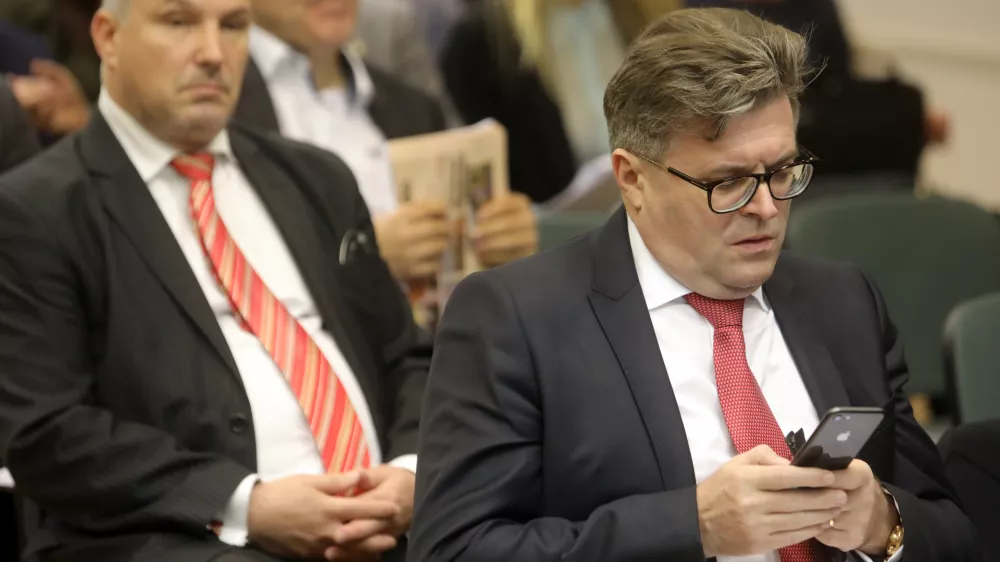 član NS Petrol Dari Južna, ki prek svojih podjetij, zbranih v skupini Perspektiva, obvladuje dobrih 10 odstotkov delnic Petrola, - 12.12.2019 &ndash; 30. Skup&scaron;čina delničarjev družbe PETROL 2019 - delničarji so se seznanili s podrobnej&scaron;imi informacijami o razlogih za predčasno prenehanje mandatov uprave Tomaža Berločnika //FOTO: Jaka Gasar