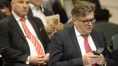 član NS Petrol Dari Južna, ki prek svojih podjetij, zbranih v skupini Perspektiva, obvladuje dobrih 10 odstotkov delnic Petrola, - 12.12.2019 &ndash; 30. Skup&scaron;čina delničarjev družbe PETROL 2019 - delničarji so se seznanili s podrobnej&scaron;imi informacijami o razlogih za predčasno prenehanje mandatov uprave Tomaža Berločnika //FOTO: Jaka Gasar