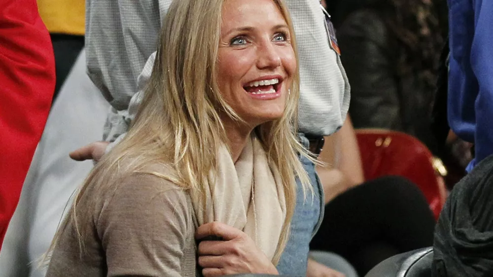 Actress Cameron Diaz attends the NBA basketball game between Miami Heat and Los Angeles Lakers at the Staples Center in Los Angeles December 25, 2010. REUTERS/Danny Moloshok (UNITED STATES - Tags: SPORT BASKETBALL ENTERTAINMENT)