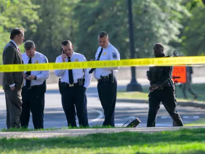 Metropolitan Police Department officers respond after a person was shot by law enforcement near the Washington Monument in Washington, Monday, May 4,, 2026. (AP Photo/Rod Lamkey Jr.)