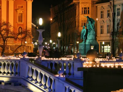 Ljubljana ponoči, svečke v spomin na žrtve cunamija Pre&scaron;ernov spomenik