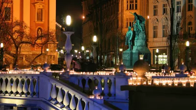 Ljubljana ponoči, svečke v spomin na žrtve cunamija Pre&scaron;ernov spomenik