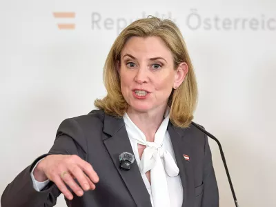 - Wien 27.04.2026 - PK Budget 2027/28 - Heute abend fand im &ouml;sterreichischen Bundeskanzleramt eine Pressekonferenz statt bei der die Regierungsspitze die Eckpunkte des Doppelbudgets 2027 und 2028 vorgestellt hat. PHOTO: Au&szlig;enministerin Beate Meinl-Reisinger NEOS. // Vienna AUSTRIA - Press conference on the 2027/28 Budget Tonight a press conference was held at the Austrian Federal Chancellery, at which senior government officials presented the key points of the 2027 and 2028 budget. Budgetverhandlungen, Doppelbudget, Geld, Steuern, Eckpfeiler, Budget, PK Budget 2027/28 *** Vienna 27 04 2026 PK Budget 2027 28 Tonight a press conference was held at the Austrian Federal Chancellery at which senior government officials presented the,Image: 1094826954, License: Rights-managed, Restrictions: imago is entitled to issue a simple usage license at the time of provision. Personality and trademark rights as well as copyright laws regarding art-works shown must be observed. Commercial use at your own risk.;PUBLICATIONxNOTxINxAUT, Model Release: no