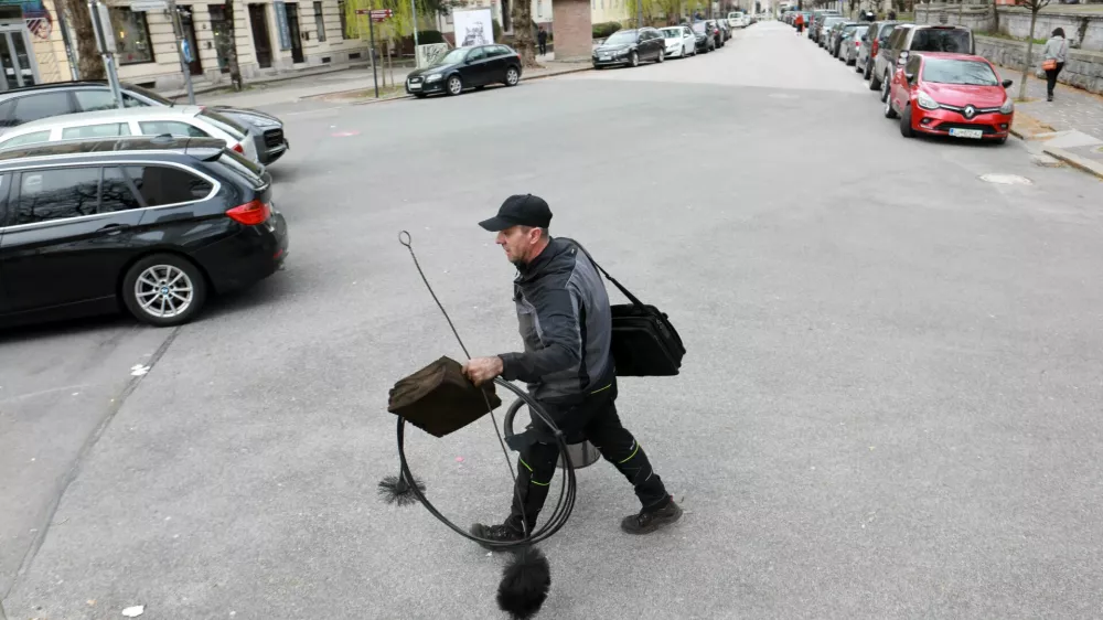 Nevarna prevara v Ljubljani: Pobral denar, dimnika pa ni očistil
