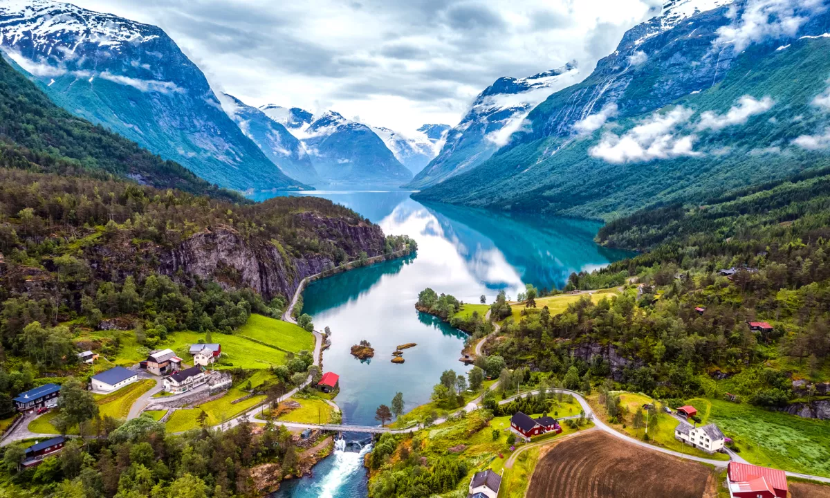 Norveški fjordi, simbol neokrnjene narave, so tesno povezani z eno največjih svetovnih industrij gojenega lososa.